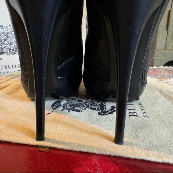 Burberry Prorsum Leather Pumps - Picture 9 of 11